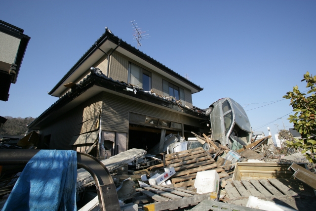 地震で崩れる一軒家